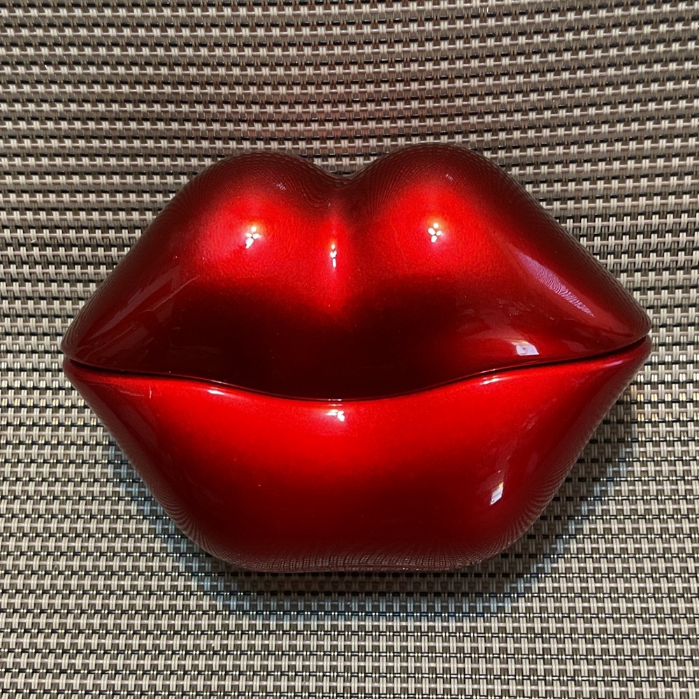 KISS N TELL RED Red Lip-Shaped